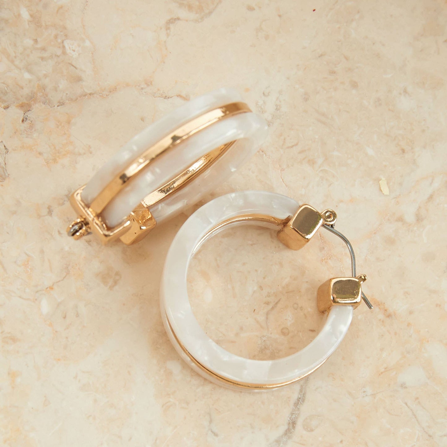 Sloane Tortoiseshell Circle Acrylic Hoop Earring: Classic Tortoise